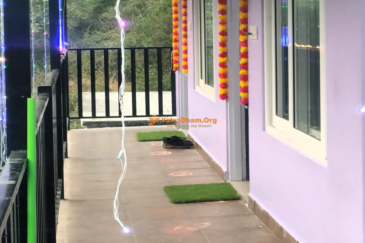 Deluxe Room in Kainchi Dham